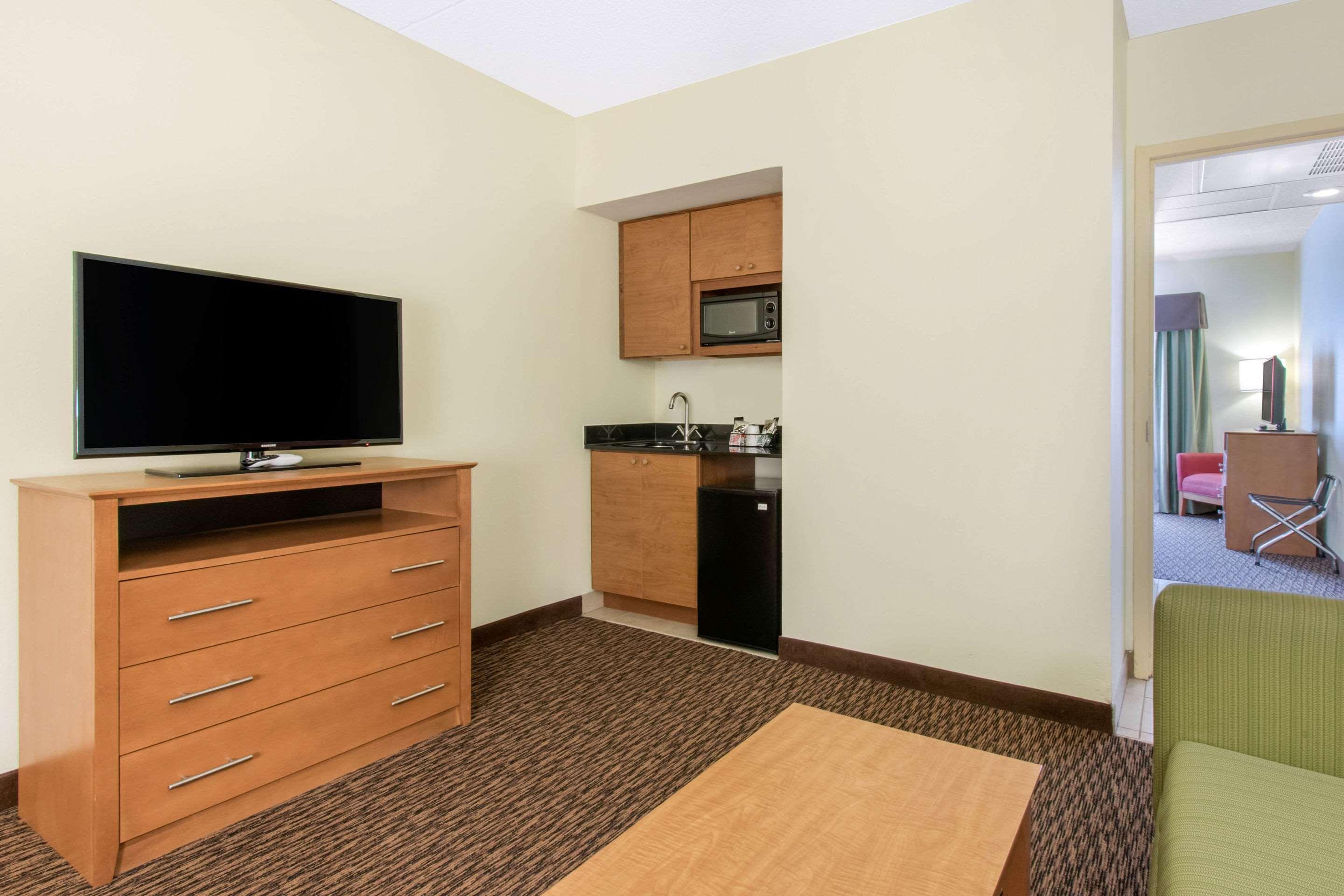 Clarion Hotel & Suites University-שיפנסבורג מראה חיצוני תמונה