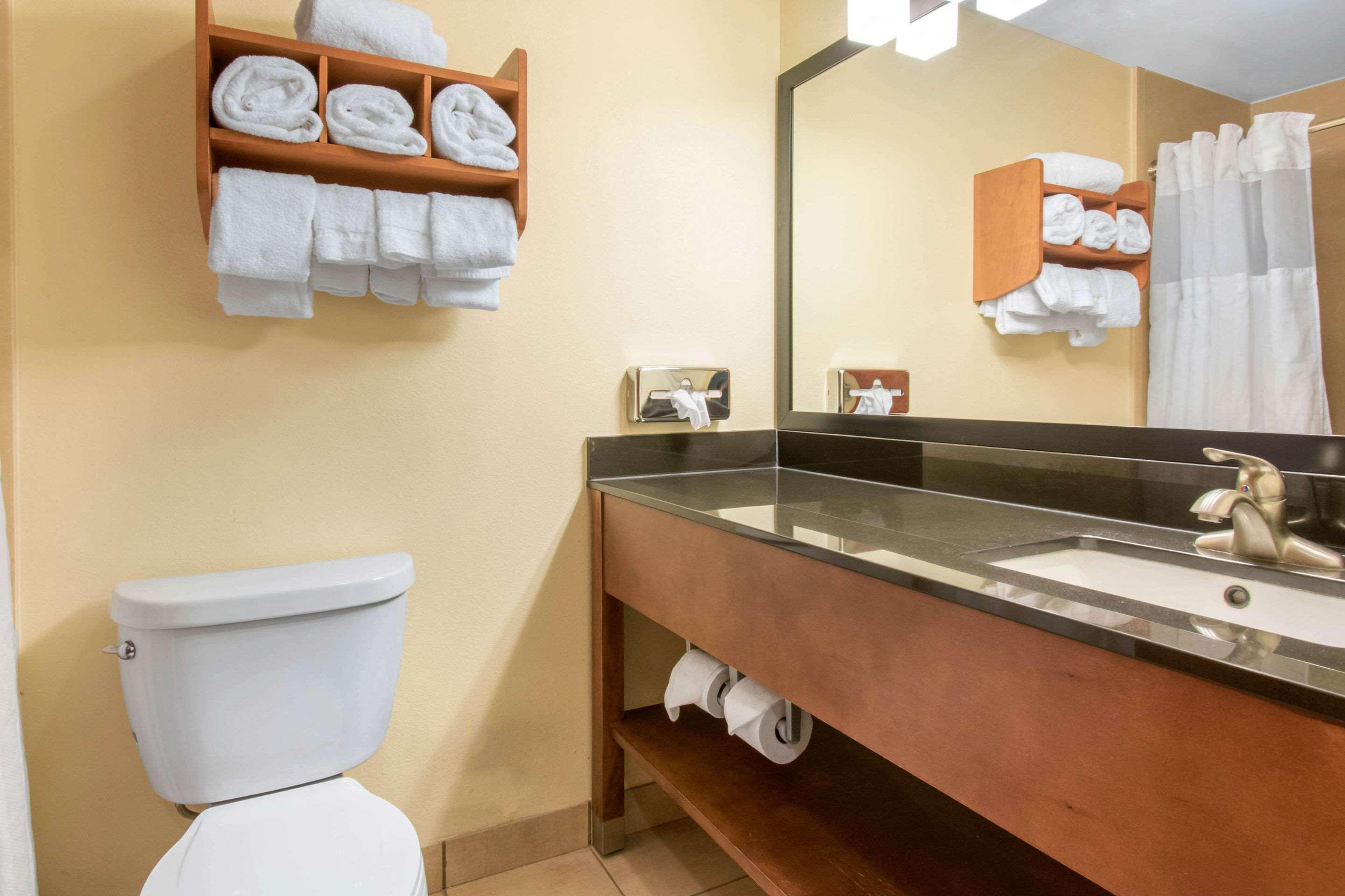 Clarion Hotel & Suites University-שיפנסבורג מראה חיצוני תמונה